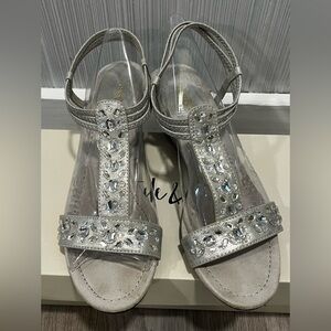 Elegant Silver Sandals with Rhinestones